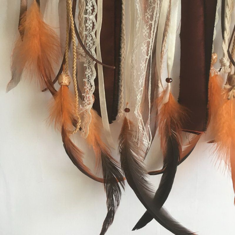 Déco plumes : Attrape-rêves "Savana" dans les tons cuivre, pourpre, ivoire
