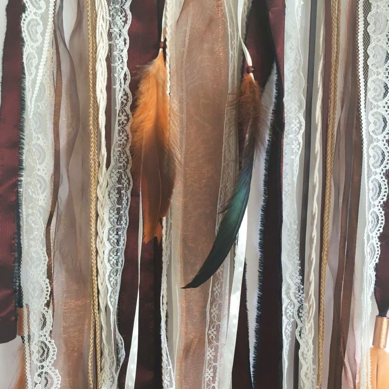 Déco plumes : Attrape-rêves "Savana" dans les tons cuivre, pourpre, ivoire