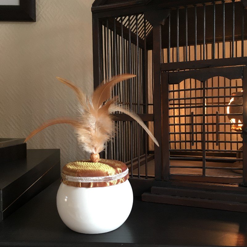 Décoplumes : boite recyclée avec tissu, ruban, perle bois et plumesDécoplumes : tableau abstrait bois L72 x H82 cm