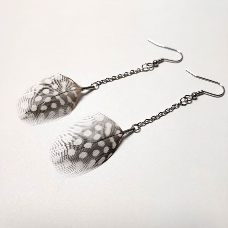 Boucles d'oreilles en plumes de pintade et monture en acier inox, bijoux artisanaux français.