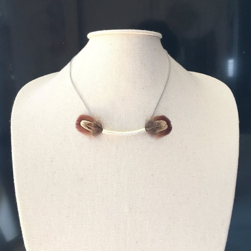 Collier Vaiana : collier plumes ras du cou tube argent et plumes véritables