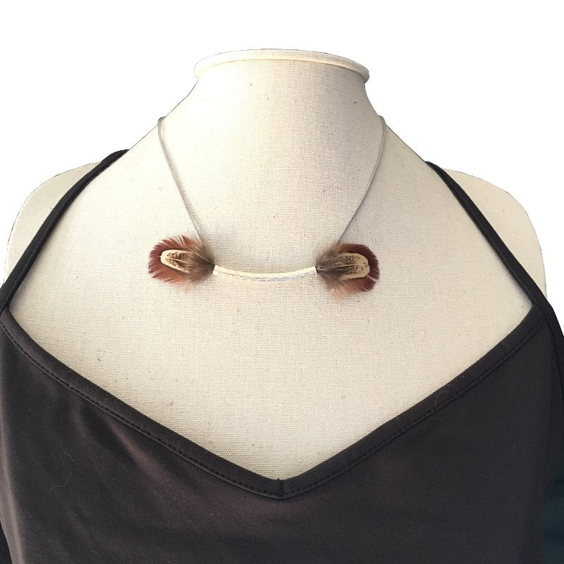 Collier Vaiana : collier plumes ras du cou tube argent et plumes véritables