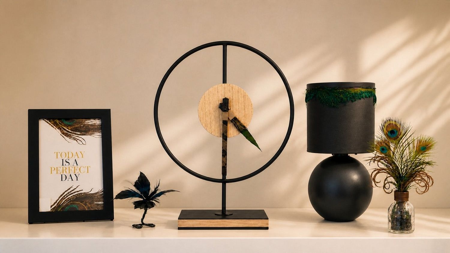 horloge avec aiguilles habillées de plumes, bouquet de plumes, cadre et lampe avec plumes de paon