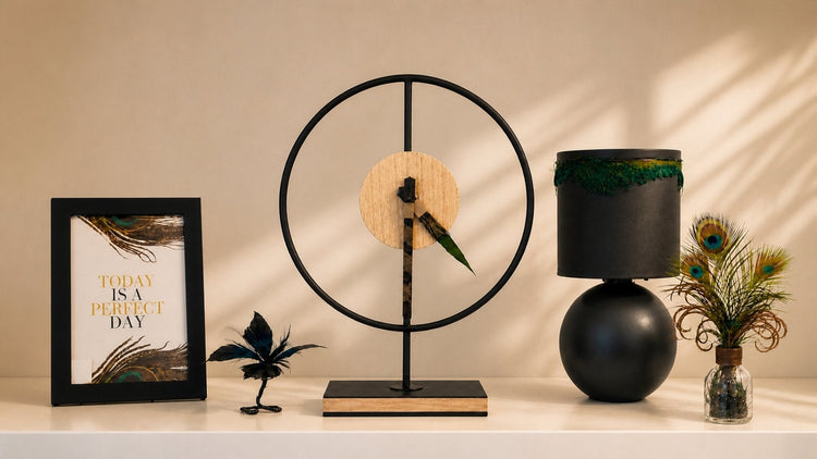horloge avec aiguilles habillées de plumes, bouquet de plumes, cadre et lampe avec plumes de paon