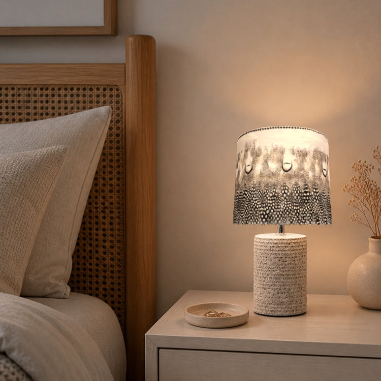 lampe avec abat-jour revêtu de plumes