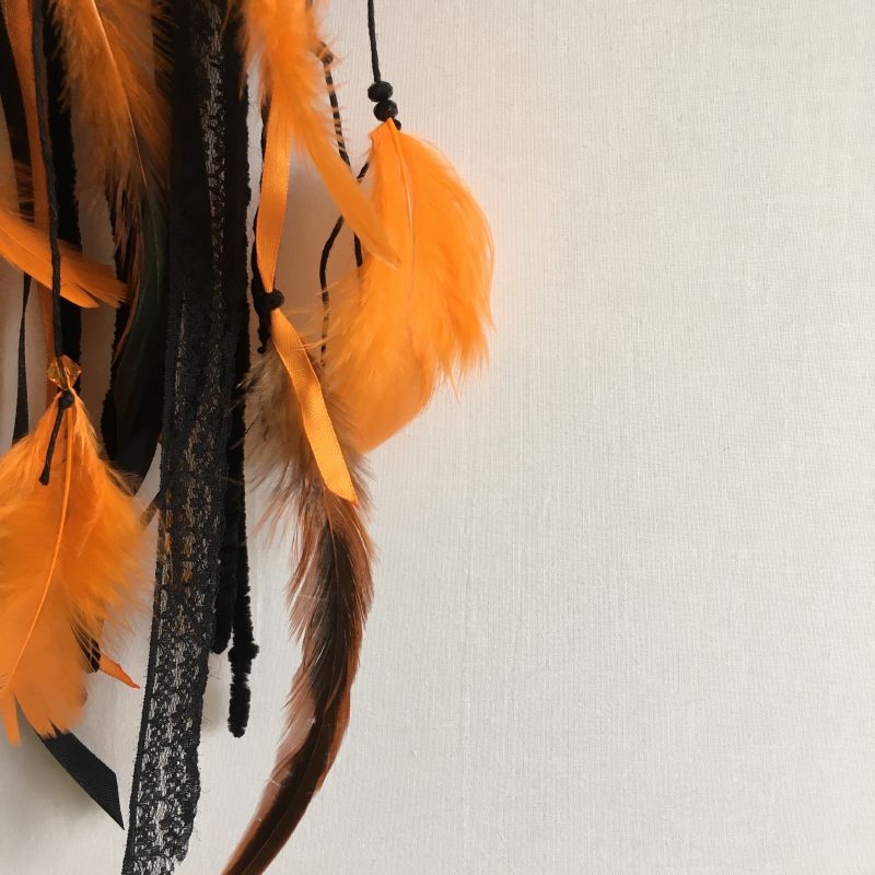 Déco plumes : Attrape-rêves orange et noir, spécial Halloween