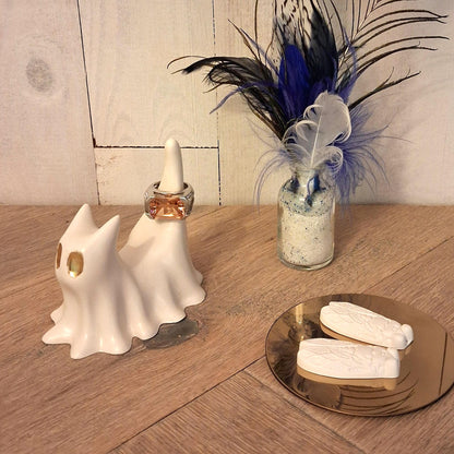 Petit chat fantôme blanc à parfumer avec yeux dorés porte-bagues, création artisanale Décoplumes.