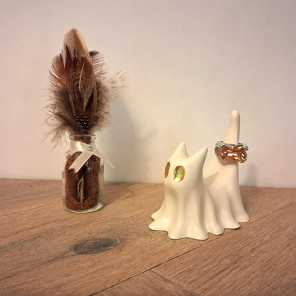 Petit chat fantôme blanc à parfumer avec yeux dorés porte-bagues, création artisanale Décoplumes.