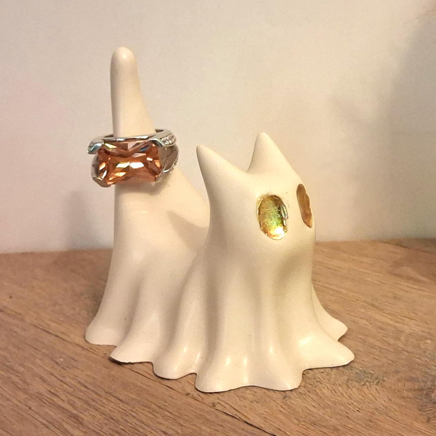 Petit chat fantôme blanc à parfumer avec yeux dorés porte-bagues, création artisanale Décoplumes.