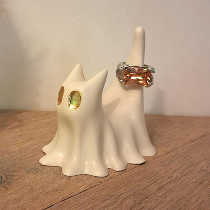 Petit chat fantôme blanc à parfumer avec yeux dorés porte-bagues, création artisanale Décoplumes.