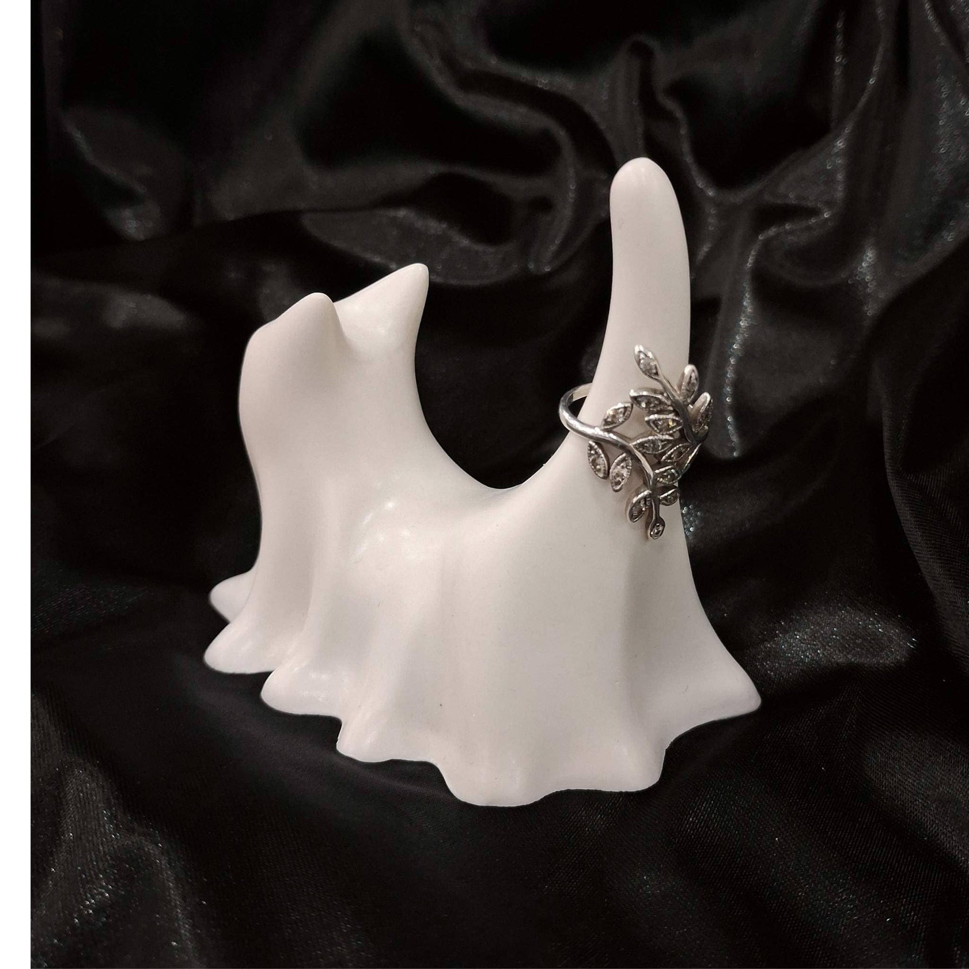 Petit chat fantôme blanc à parfumer avec yeux dorés porte-bagues, création artisanale Décoplumes.