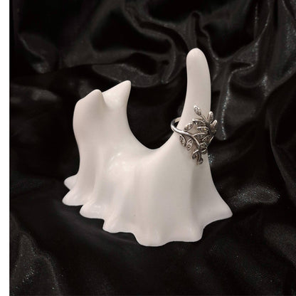 Petit chat fantôme blanc à parfumer avec yeux dorés porte-bagues, création artisanale Décoplumes.