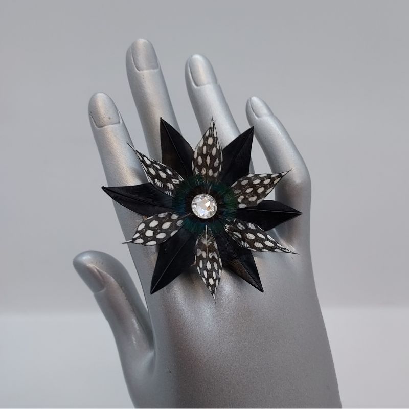 Bague Stella en plumes noires et plumetis