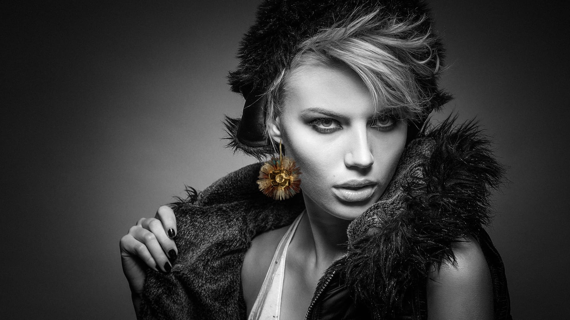 Bijou en plumes fait main, pièce unique, mis en valeur sur portrait noir et blanc contrasté