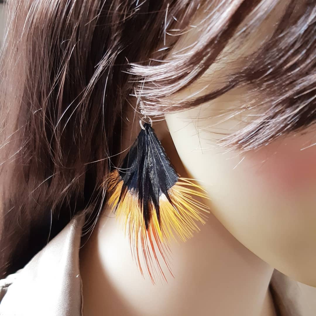 decoplumes-boucles-Andrea-cuir-et-plumes-noires-et-orange