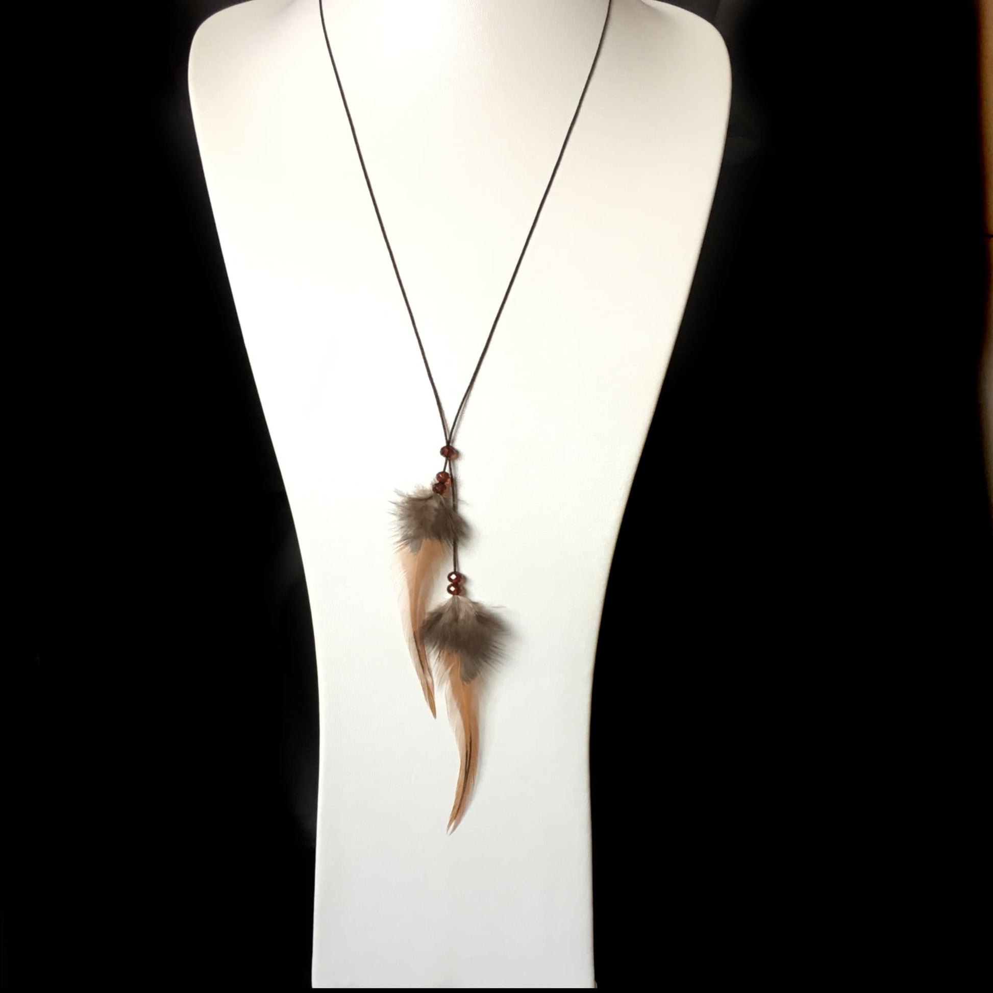 collier-sautoir de chez décoplumes composé de perles et de deux plumes - variante coq naturel