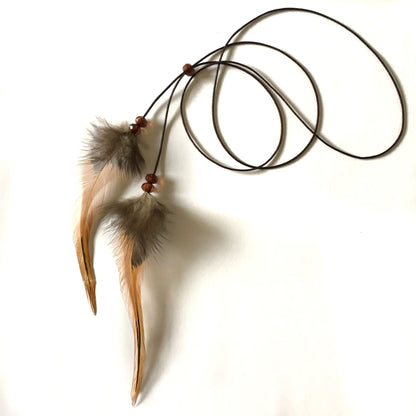 collier-sautoir de chez décoplumes composé de perles et de deux plumes - variante coq beige naturel