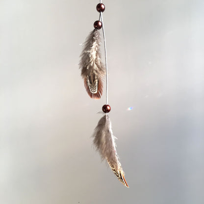 collier-sautoir de chez décoplumes composé de perles et de deux plumes - variante naturel faisan amande