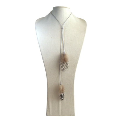 collier-sautoir de chez décoplumes composé de perles et de deux plumes - variante plumetis pintage