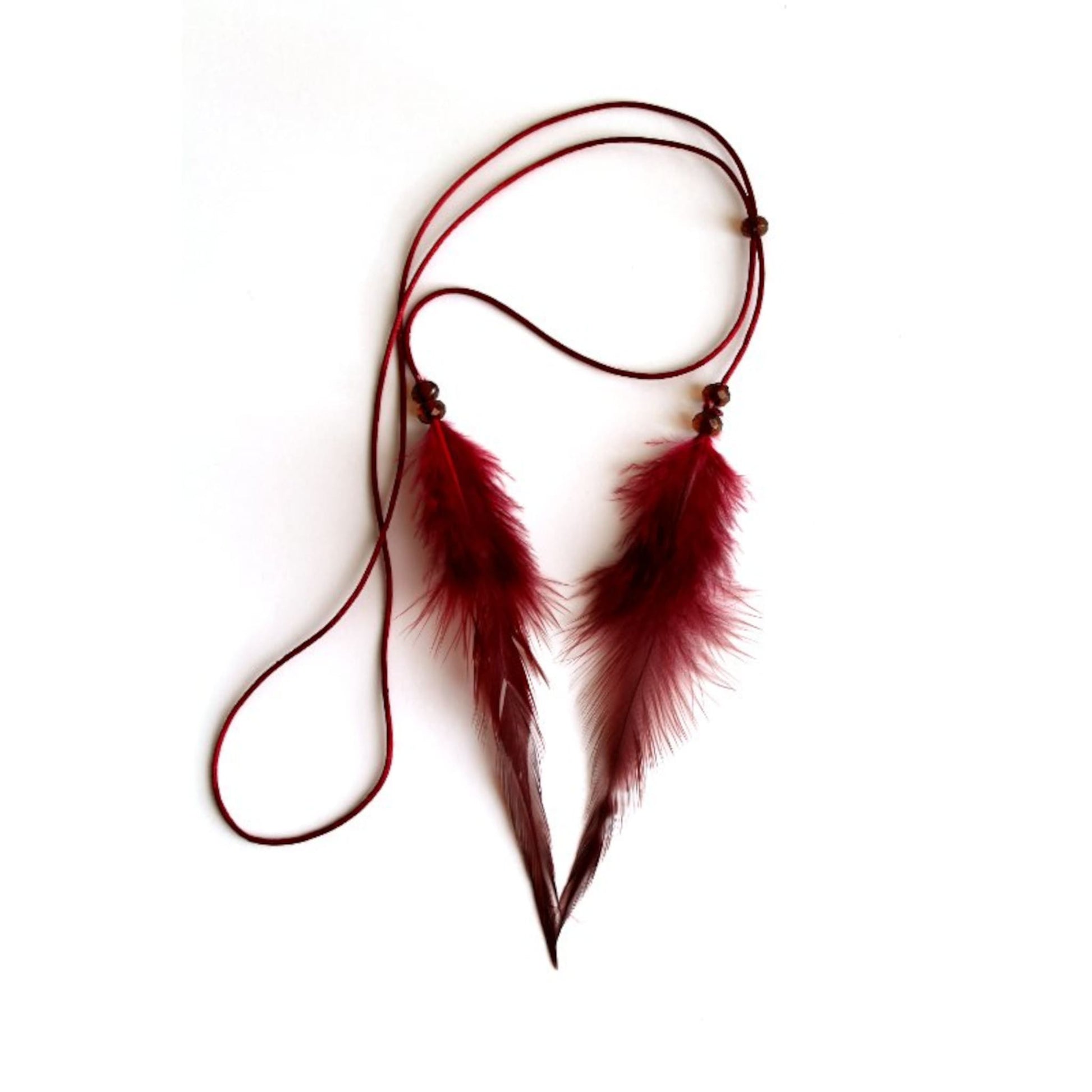 collier-sautoir de chez décoplumes composé de perles et de deux plumes - variante rouge