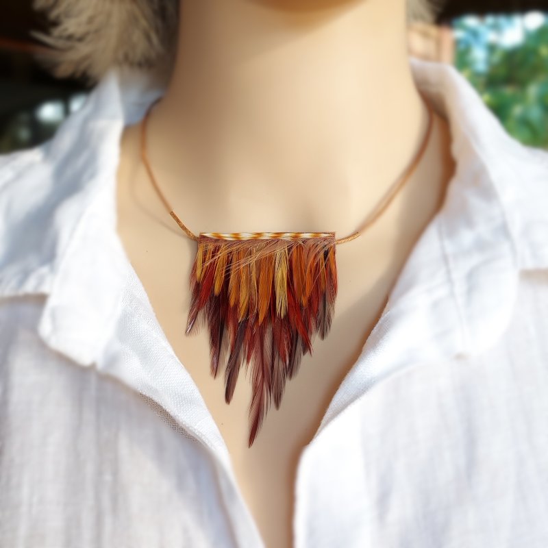 decoplumes-collier-plastron-plumes-naturelles-coq-maelis