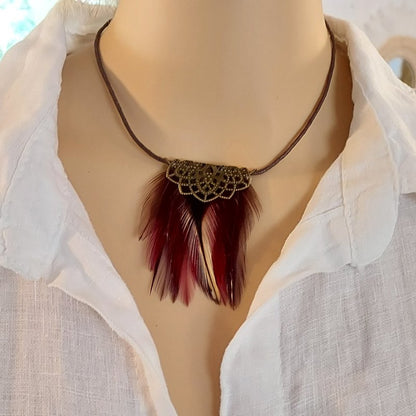 collier-plastron-plumes-naturelles-coq-rouge-et-bronze-Albane-decoplumes