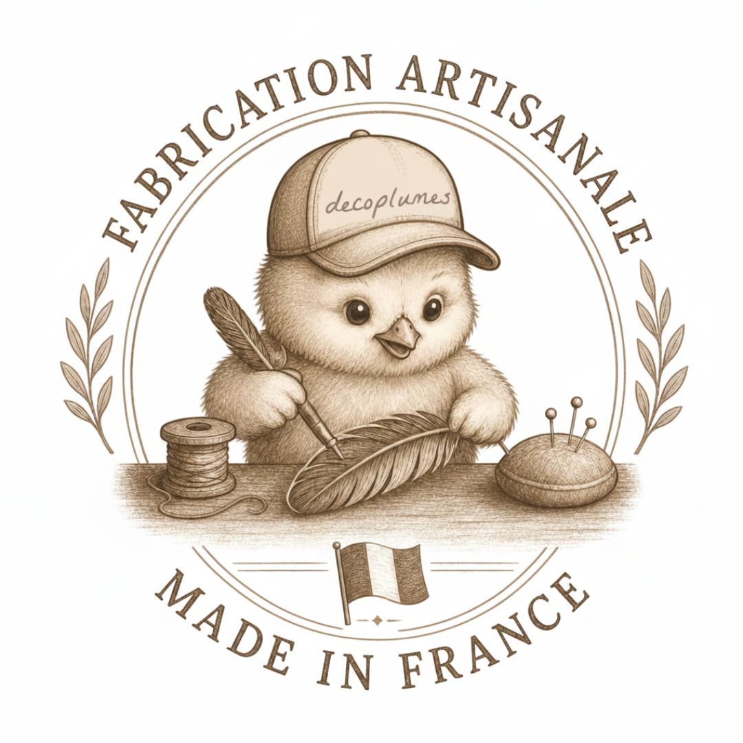 Poussin artisan travaillant une plume, illustration fabrication artisanale made in France decoplumes