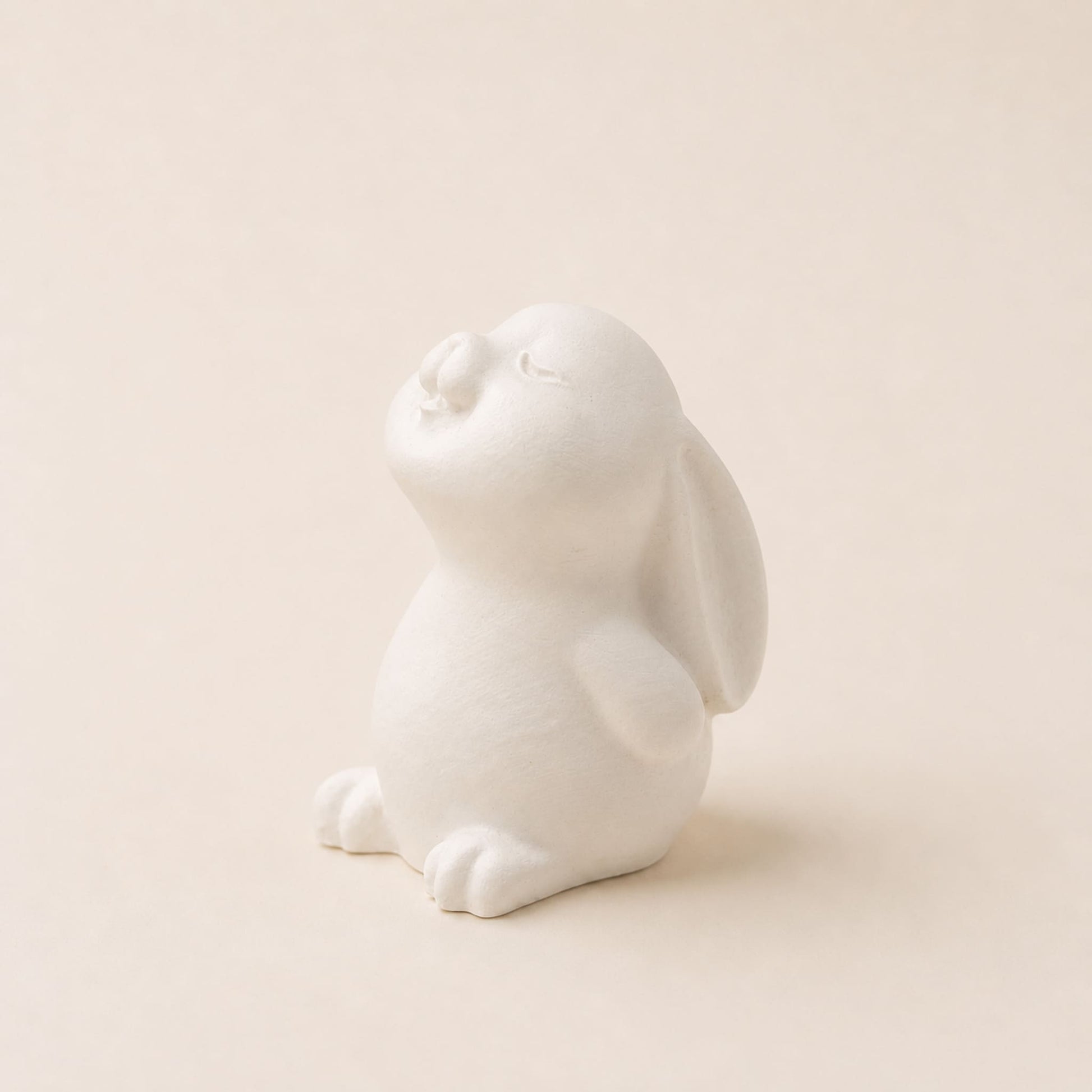 Petit lapin blanc en matière minérale à parfumer de chez Décoplumes