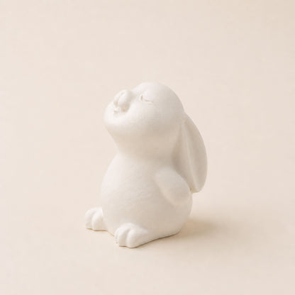 Petit lapin blanc en matière minérale à parfumer de chez Décoplumes