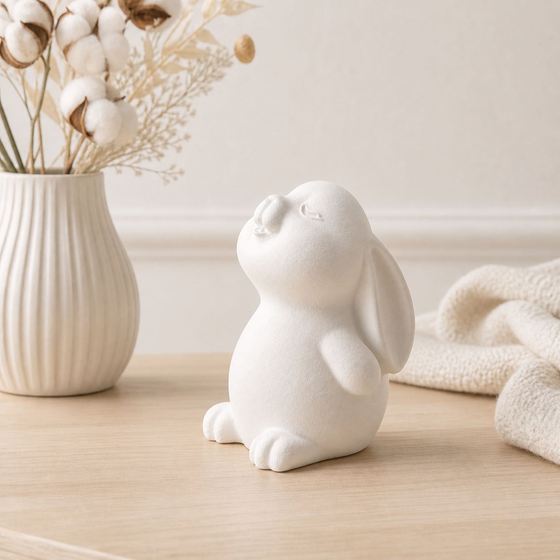Petit lapin blanc en matière minérale à parfumer de chez Décoplumes
