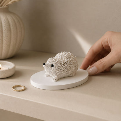 Petit hérisson décoratif blanc à parfumer en matière minérale artisanale avec finition mate sur une étagère
