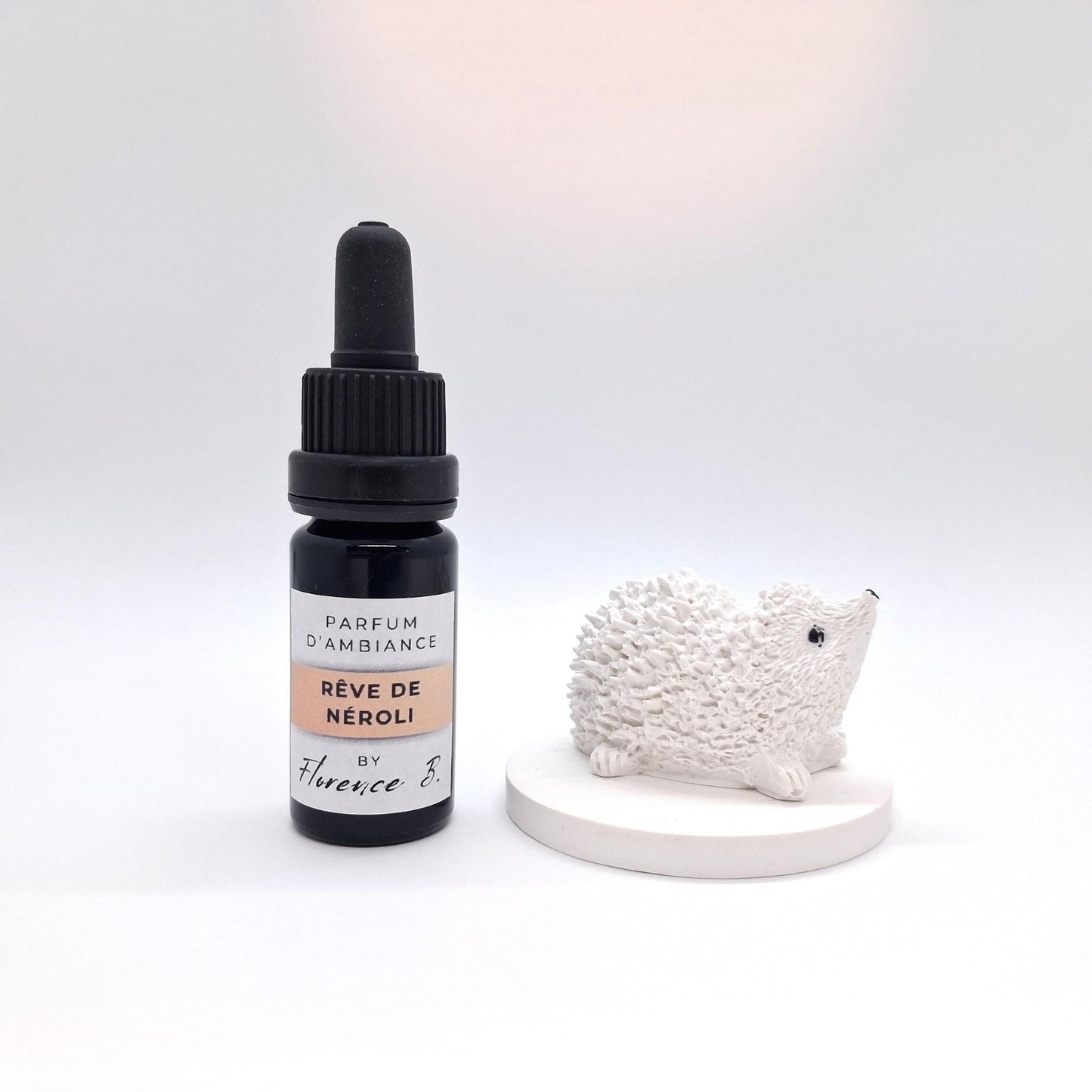 Petit hérisson décoratif blanc à parfumer en matière minérale avec plateau assorti et parfum Florence B.