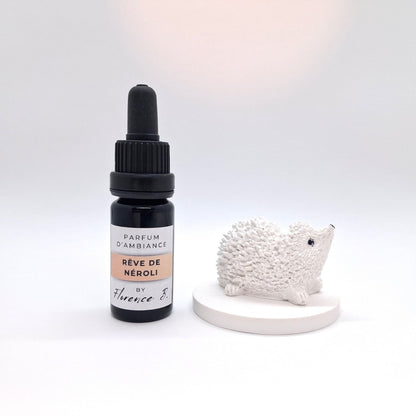 Petit hérisson décoratif blanc à parfumer en matière minérale avec plateau assorti et parfum Florence B.