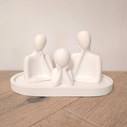 Trois figurines blanches minimalistes parfumables posées sur un plateau ovale assorti, création de Décoplumes