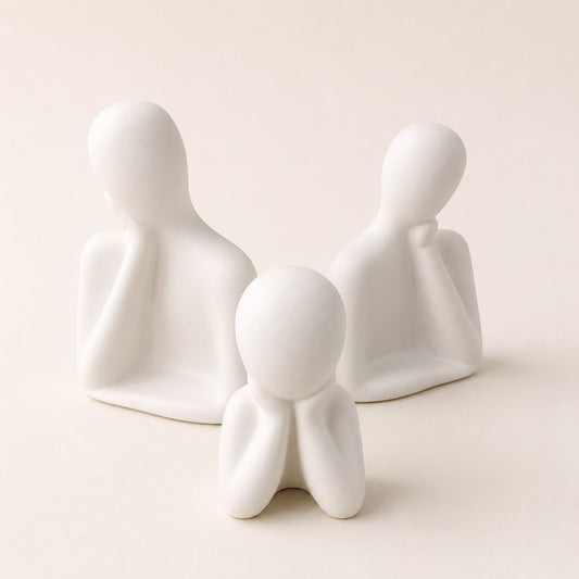 Trois figurines blanches minimalistes parfumables sur fond blanc, création de Décoplumes