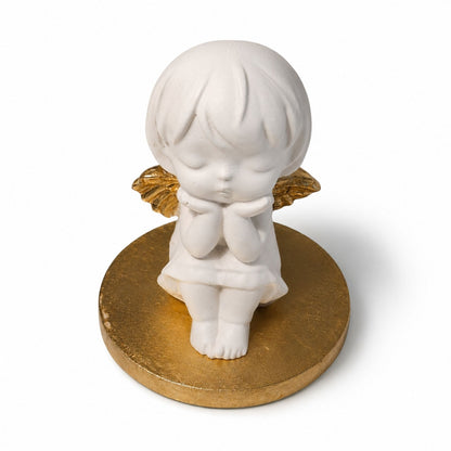 Petit ange décoratif blanc à parfumer avec ailes finition feuille d’or, sur plateau doré assorti, création artisanale Décoplumes
