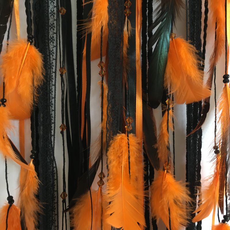 Déco plumes : Attrape-rêves orange et noir, spécial Halloween
