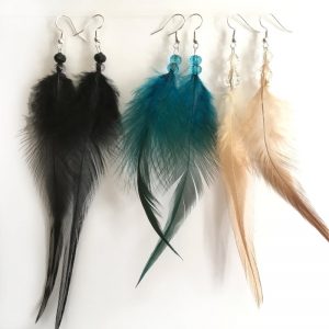 Boucles d'oreilles plumes et perles bleu, noir ou beige naturel