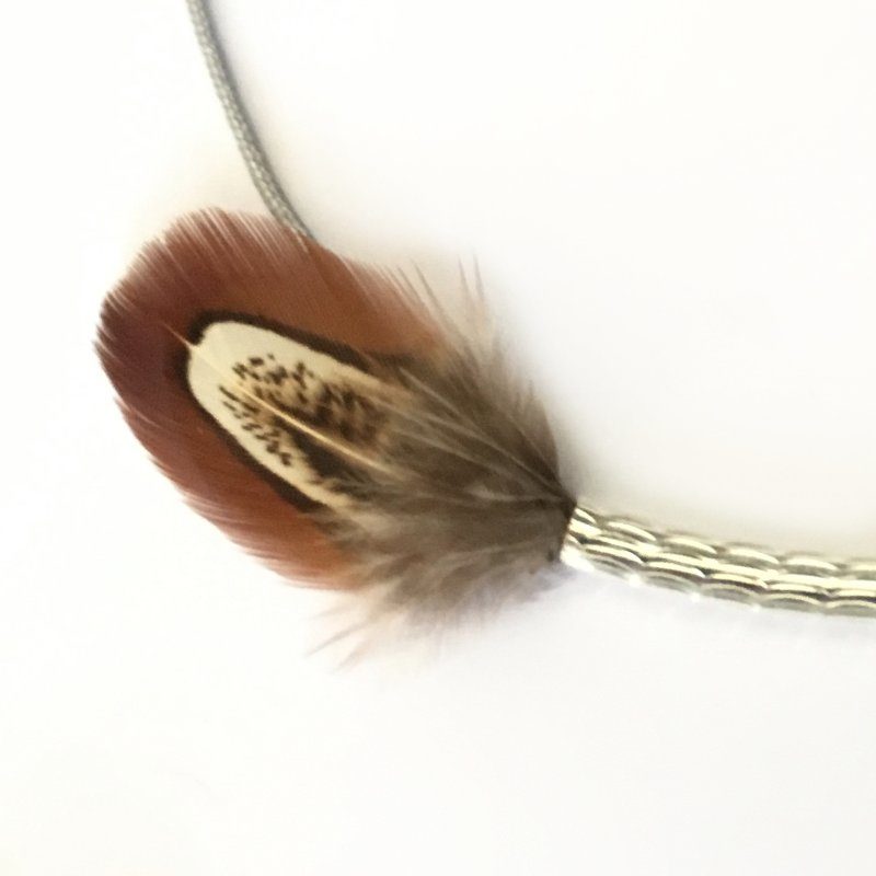 Collier Vaiana : collier plumes ras du cou tube argent et plumes véritables